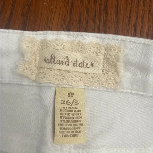 Altar’d State Shorts With Crochet Trim Size 26/3 - Picture 3 of 3